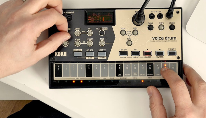 Купить синтезатор Korg Volca Drum по цене 17910 руб. в Москве с